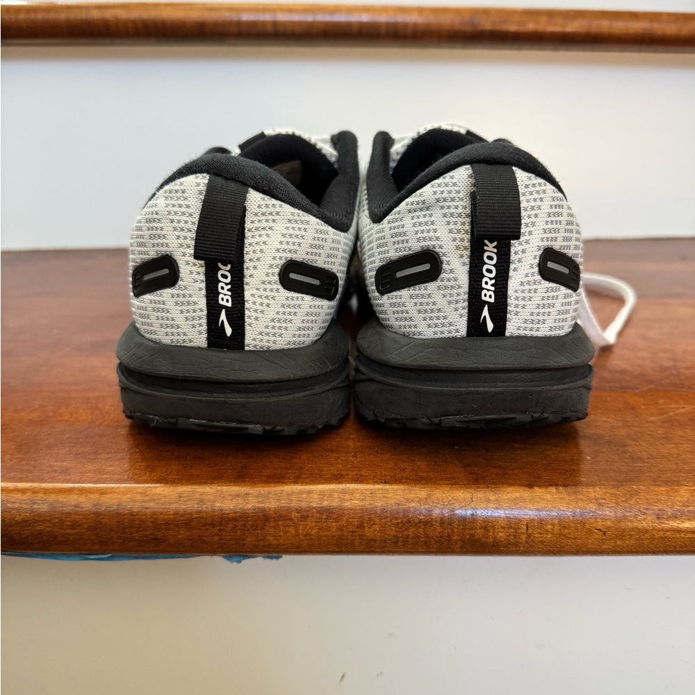 Brooks Revel Women’s Athletic Shoes in White and Black - Picture 3 of 4
